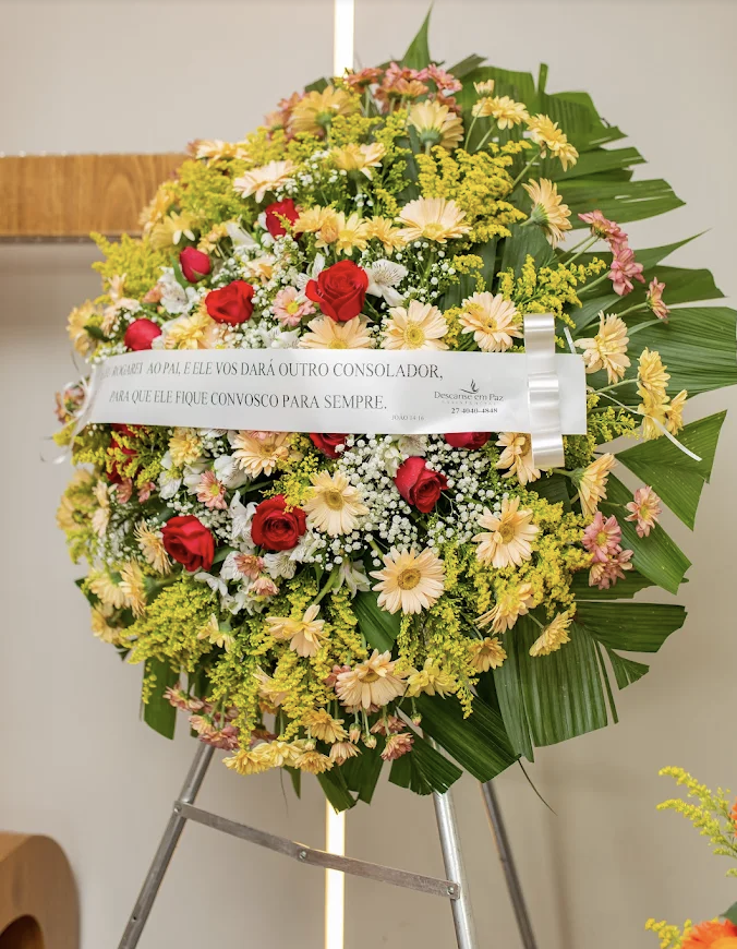 Coroa de flores brancas e joia memorial