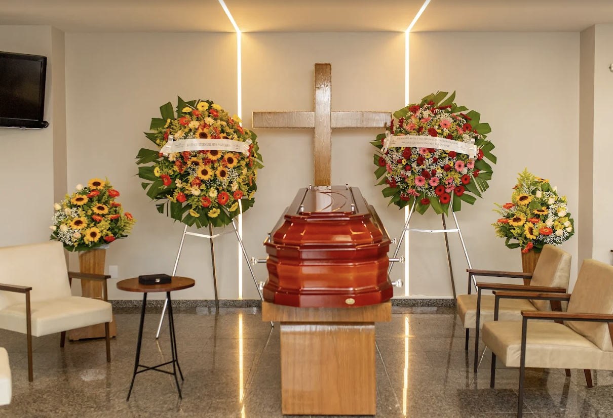 Capela serena com urna e arranjos florais